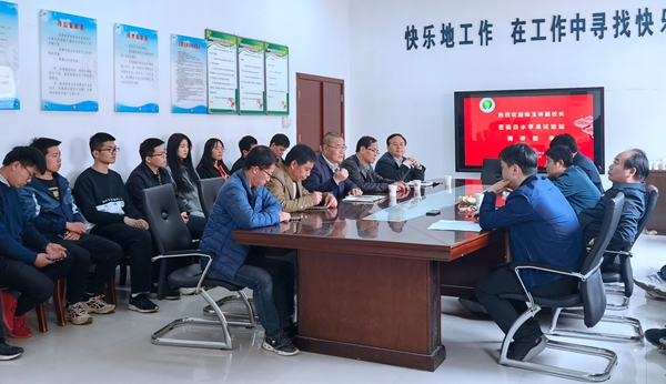 在白水苹果试验站与研究生座谈_副本.jpg